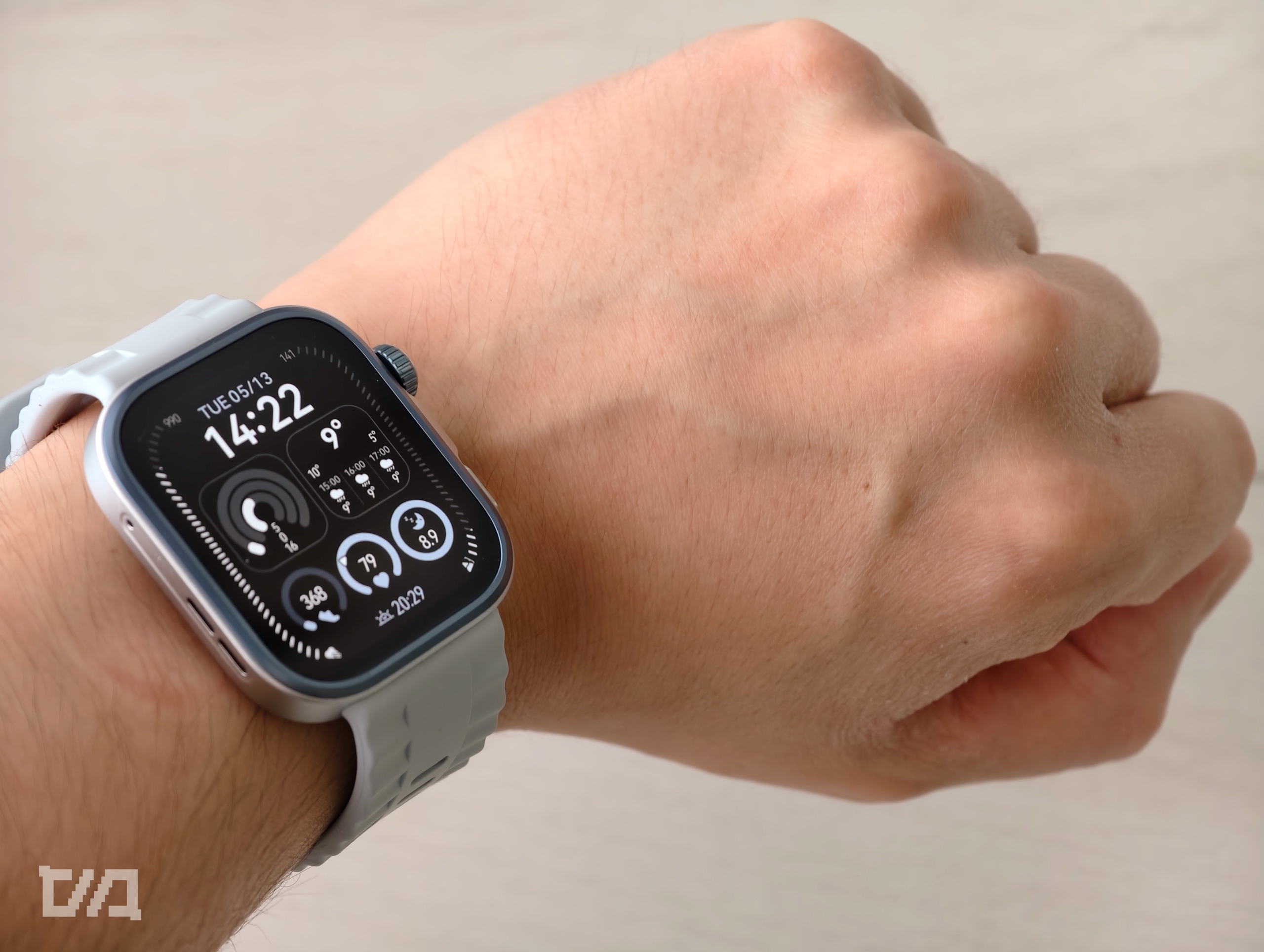 ΠΠ° ΡΠΎΡΠΎ ΡΡΠΊΠ° Ρ Huawei Watch Fit 4 Pro: ΡΠ΅ΡΡΠΉ ΡΠ΅ΠΌΠ΅ΡΠΎΠΊ, ΡΠ΅ΡΠ΅Π±ΡΠΈΡΡΡΠΉ ΠΊΠΎΡΠΏΡΡ, ΡΠΊΡΠ°Π½ β Π²ΡΠ΅ΠΌΡ, Π·Π°ΡΡΠ΄ 80%, ΡΠ°Π³ΠΈ, ΠΏΡΠ»ΡΡ, ΠΊΠ°Π»ΠΎΡΠΈΠΈ,