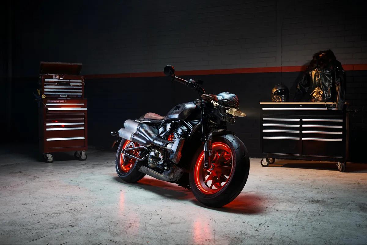 Представлен уникальный мотоцикл Harley-Davidson в стиле DOOM: The Dark Ages
