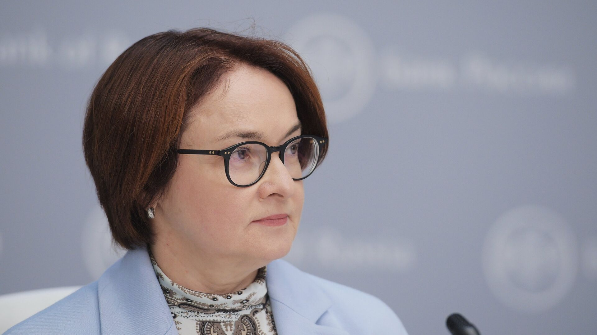 В Bloomberg узнали о давлении на ЦБ из-за отказа снижать ключевую ставку