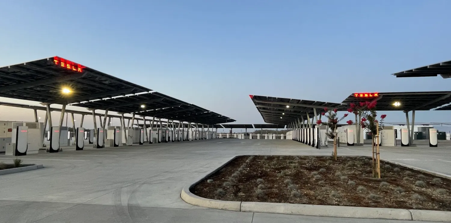 Tesla запустила первую автономную зарядную станцию на солнечных батареях