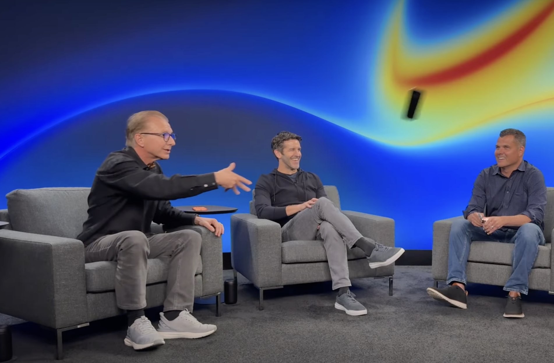 Топ-менеджер Apple бросил ведущему iPhone Air, чтобы тот попытался его согнуть