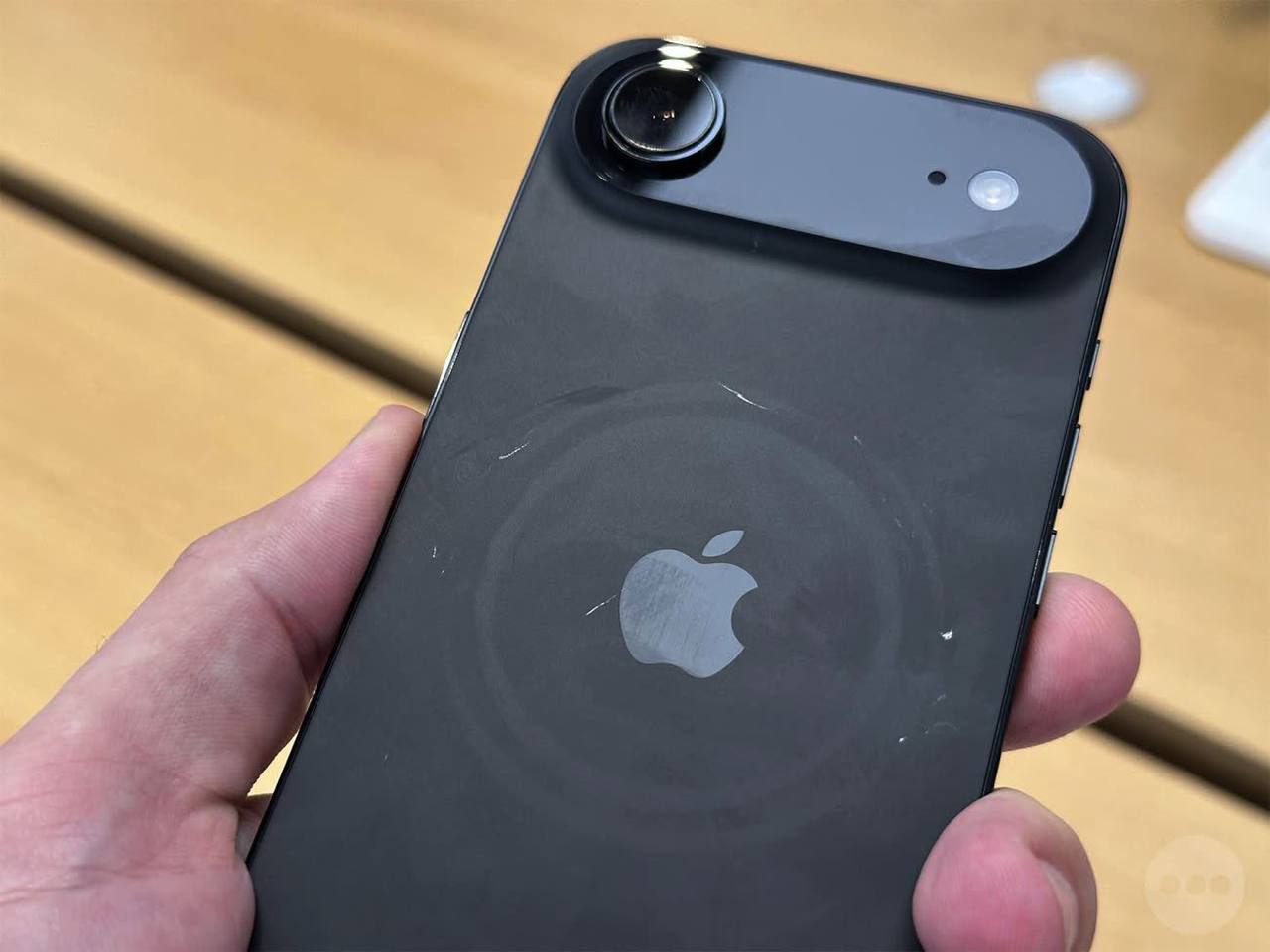 Apple прокомментировала расцарапанные iPhone в Apple Store — царапины можно убрать