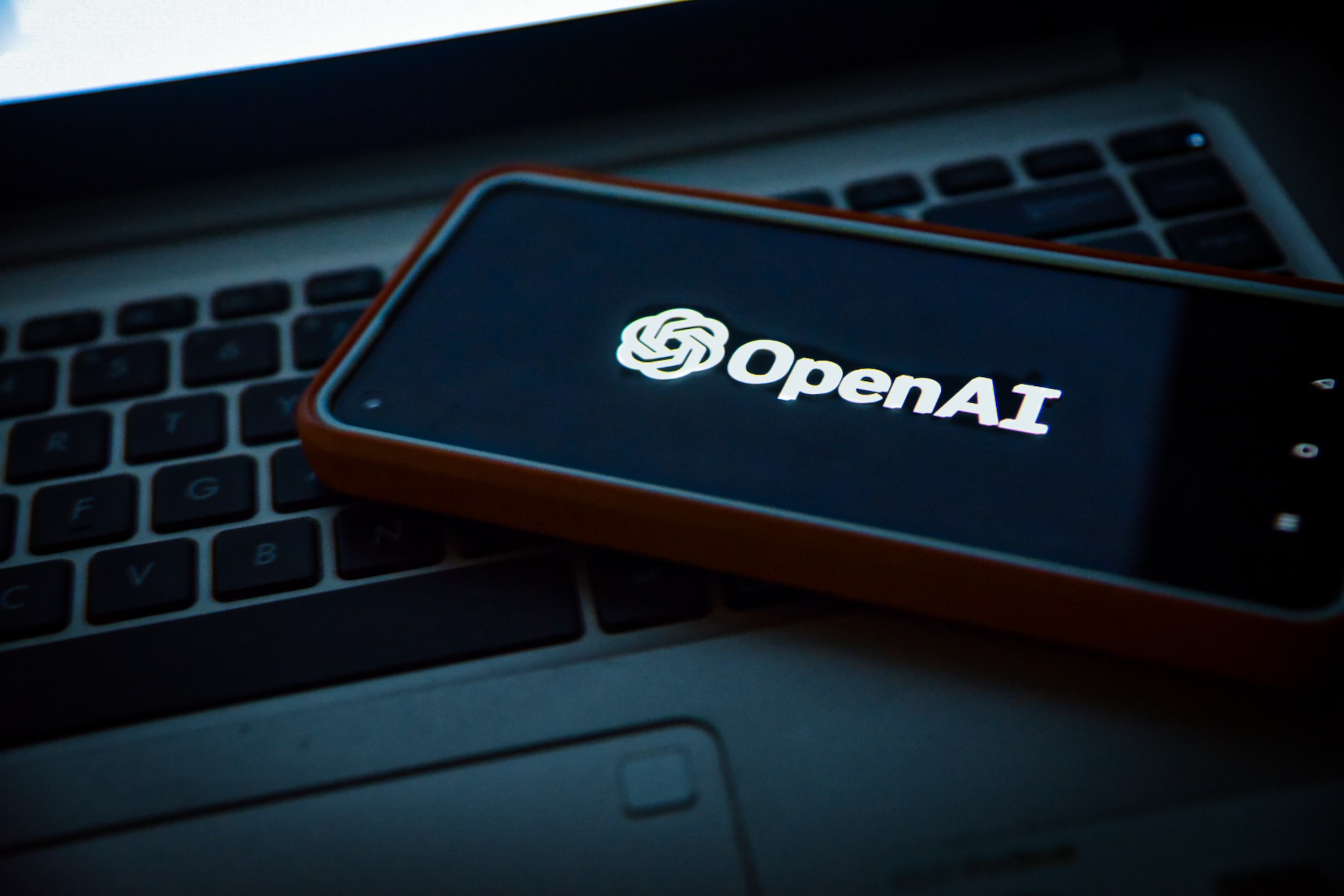 OpenAI столкнулась с трудностями при создании собственного ИИ-устройства с командой Джони Айва