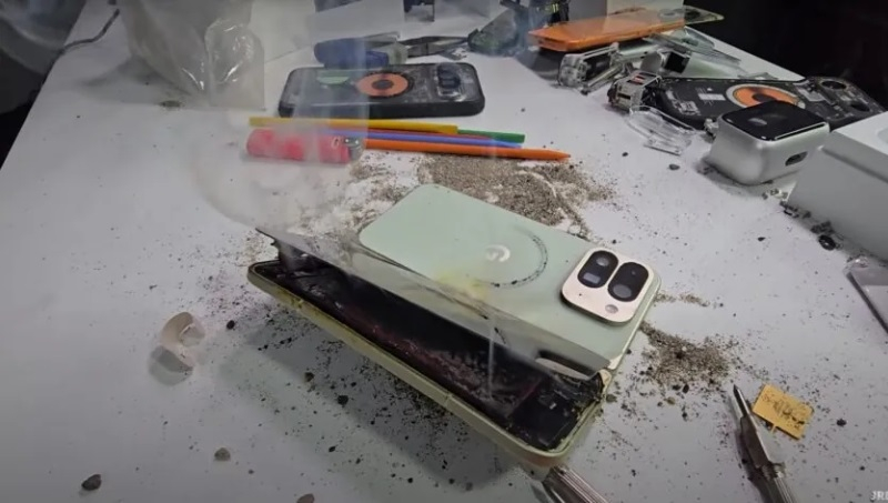 Аккумулятор Google Pixel 10 Pro Fold взорвался во время теста на прочность