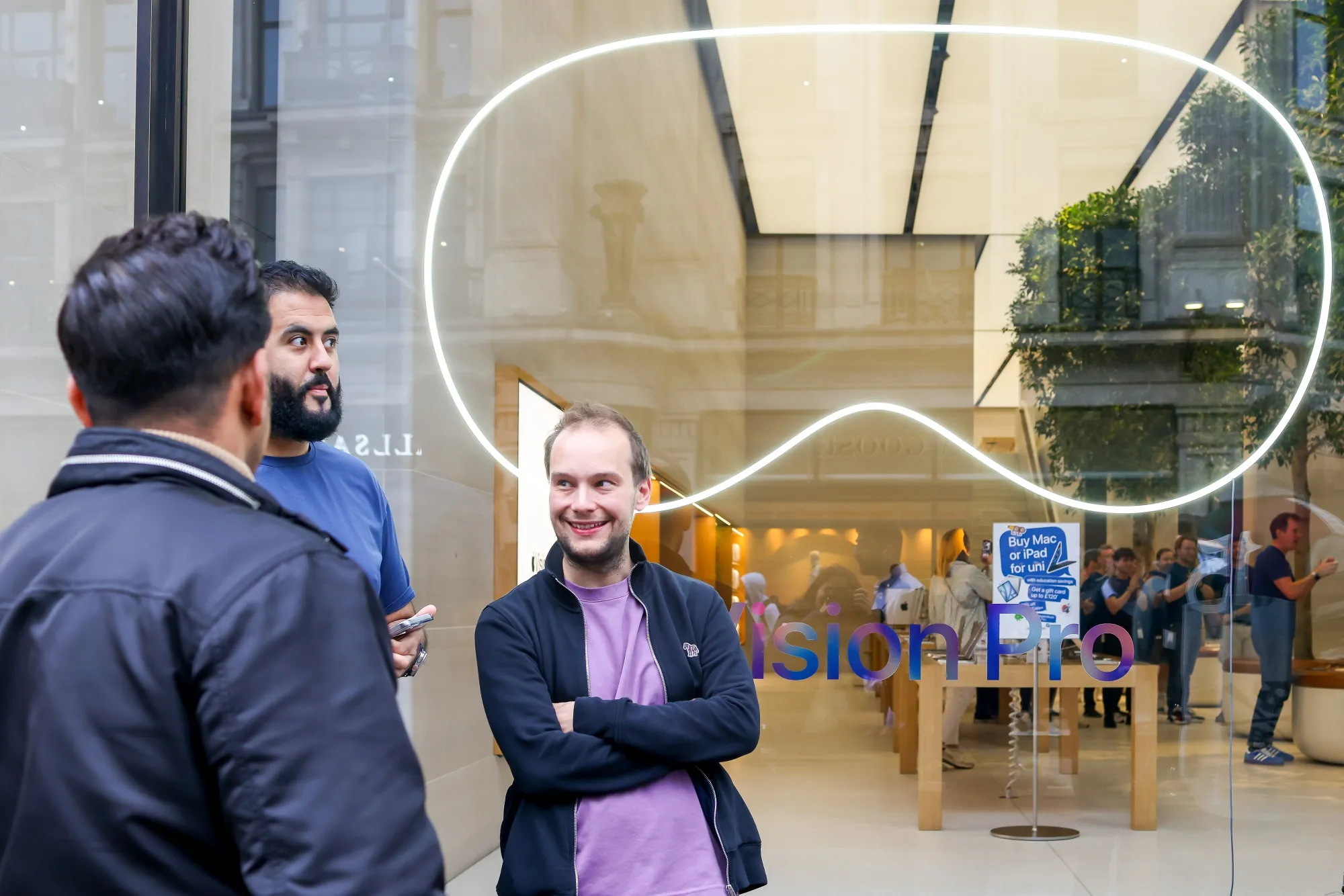 Apple отказывается от обновления Vision Pro и делает ставку на умные очки и устройства M5