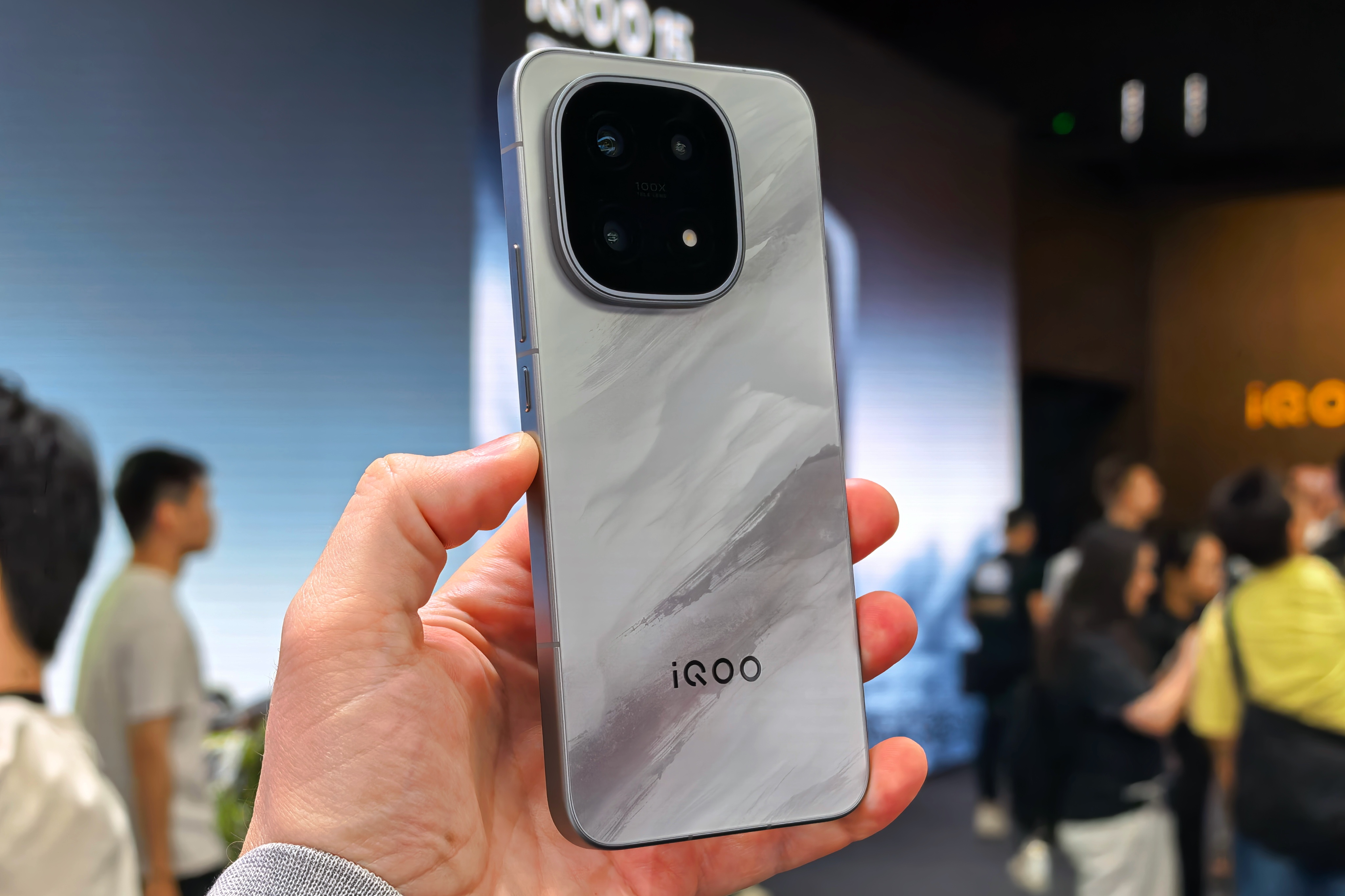 Представлен iQOO 15: Snapdragon 8 Elite Gen 5 и аккумулятор на 7000 мАч за 50к (в Китае)