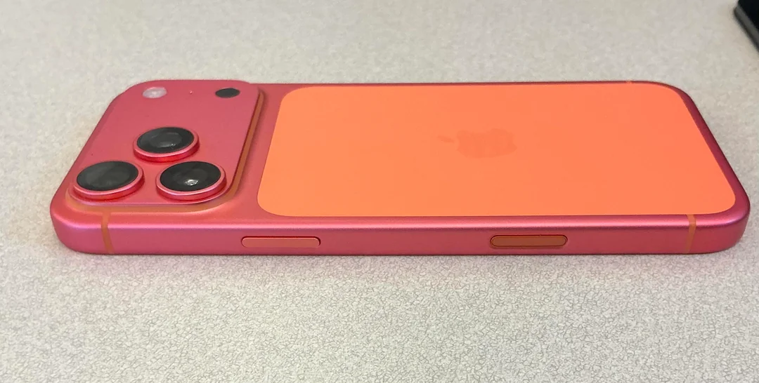 iPhone 17 Pro внезапно поменял цвет с оранжевого на розовый
