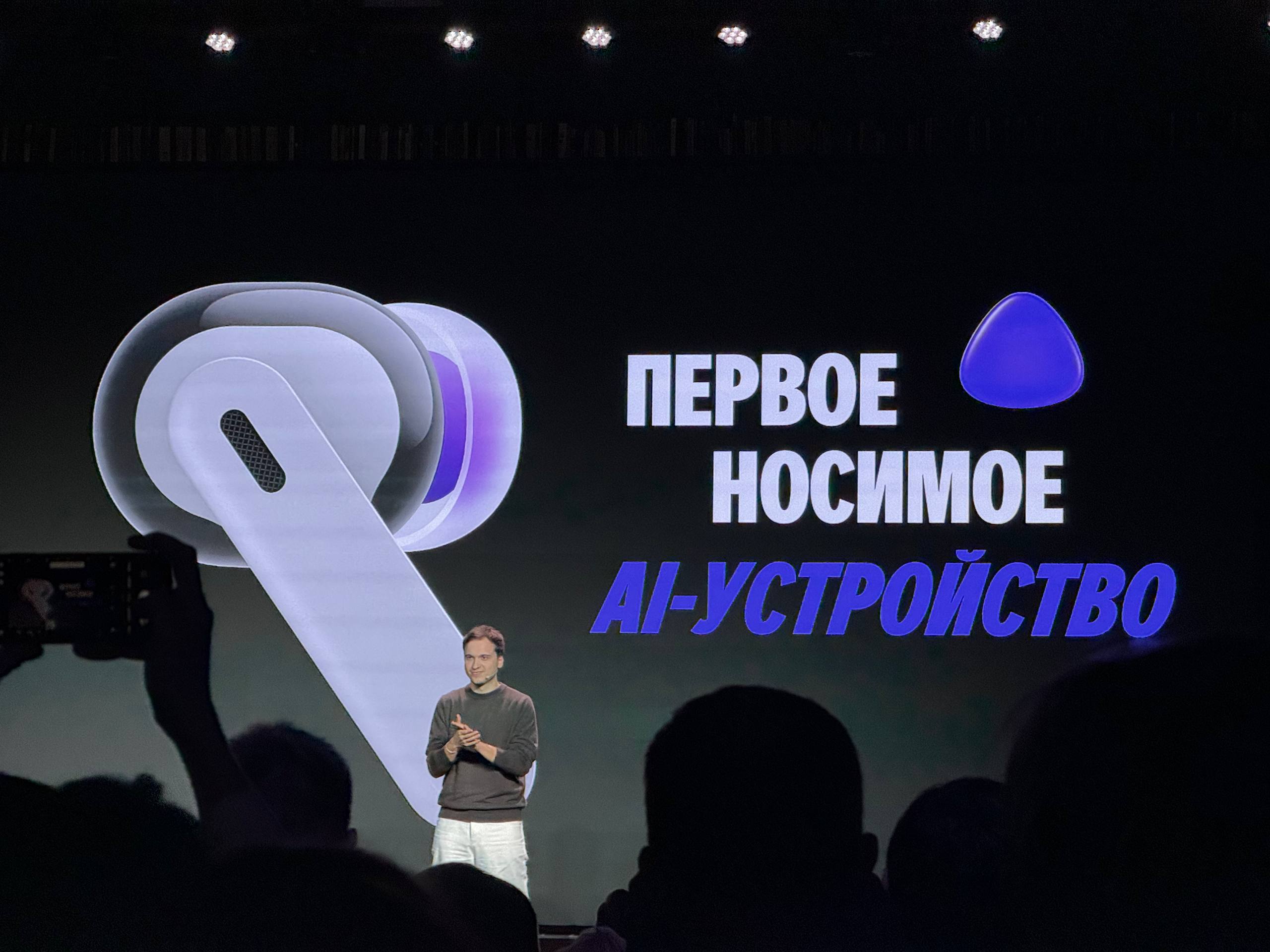 Яндекс анонсировал выход носимых ИИ-устройств для работы с ассистентом