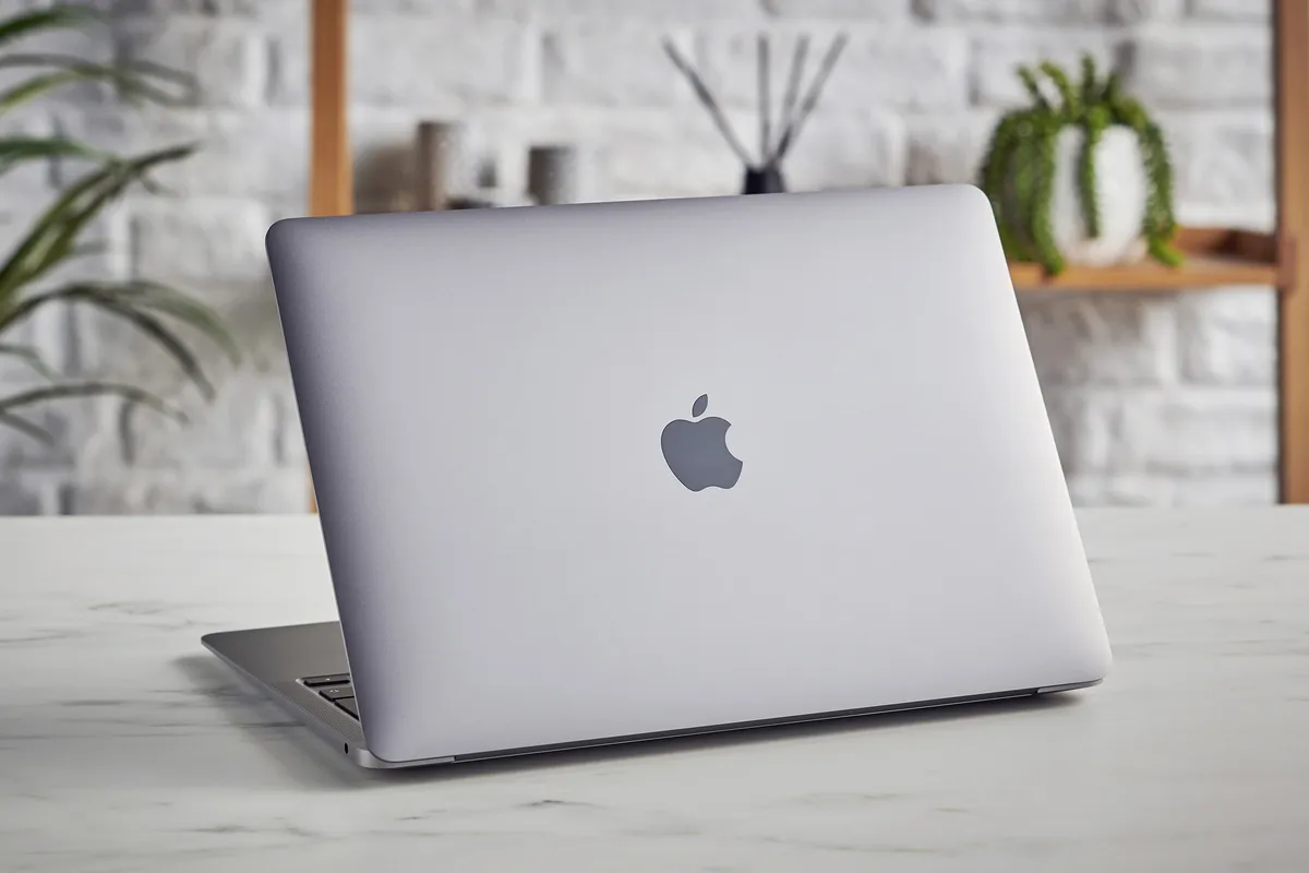 Apple готовит спутниковый прорыв для iPhone, сделку с Google на $1 млрд и бюджетный MacBook