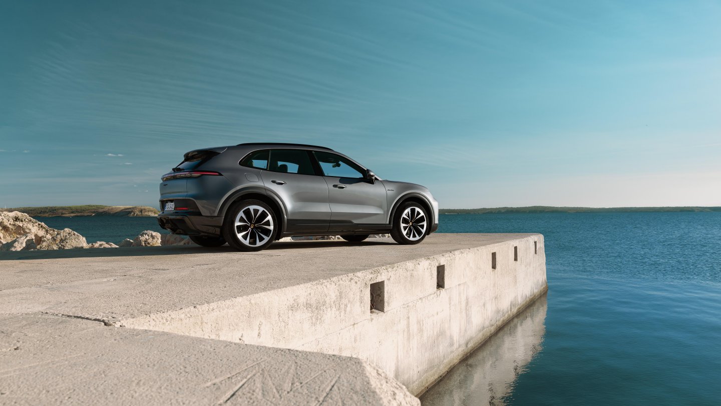 Porsche представила первый электромобиль Cayenne