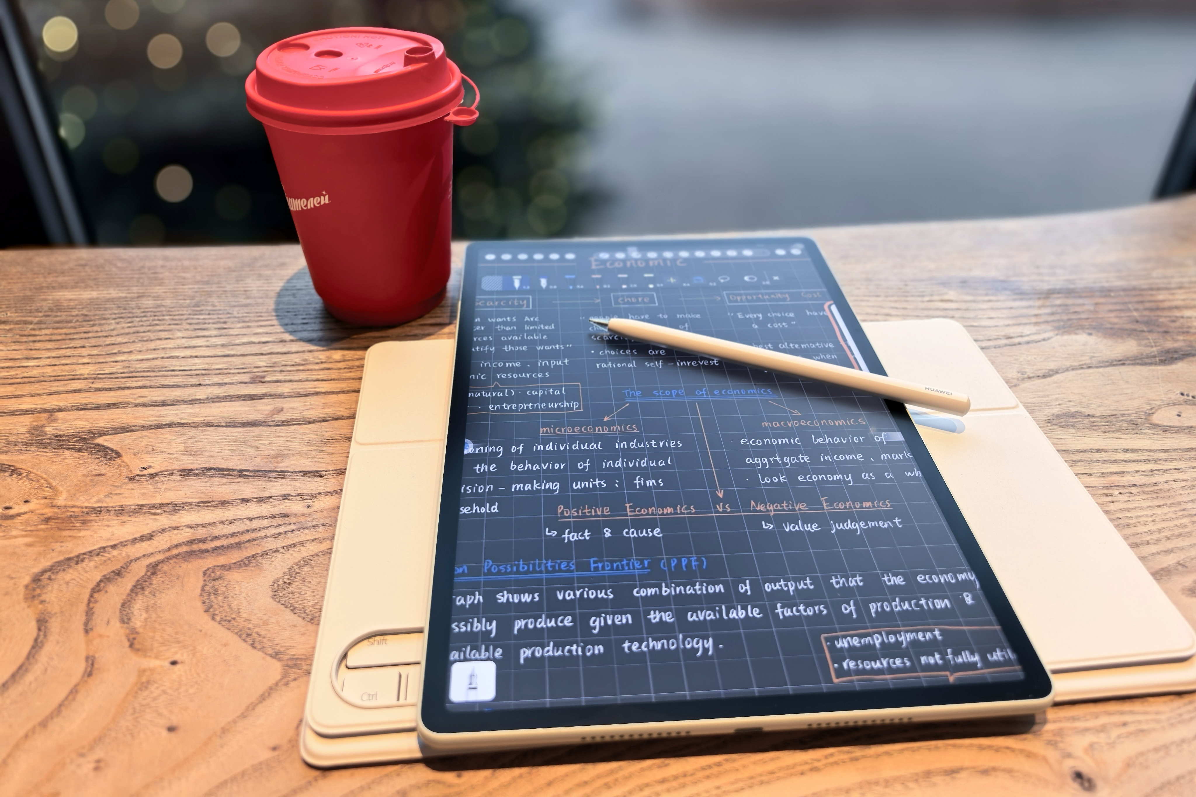 Не только прикроватный планшет, а кое-что большее: неделя с Huawei MatePad 12 X (2025)
