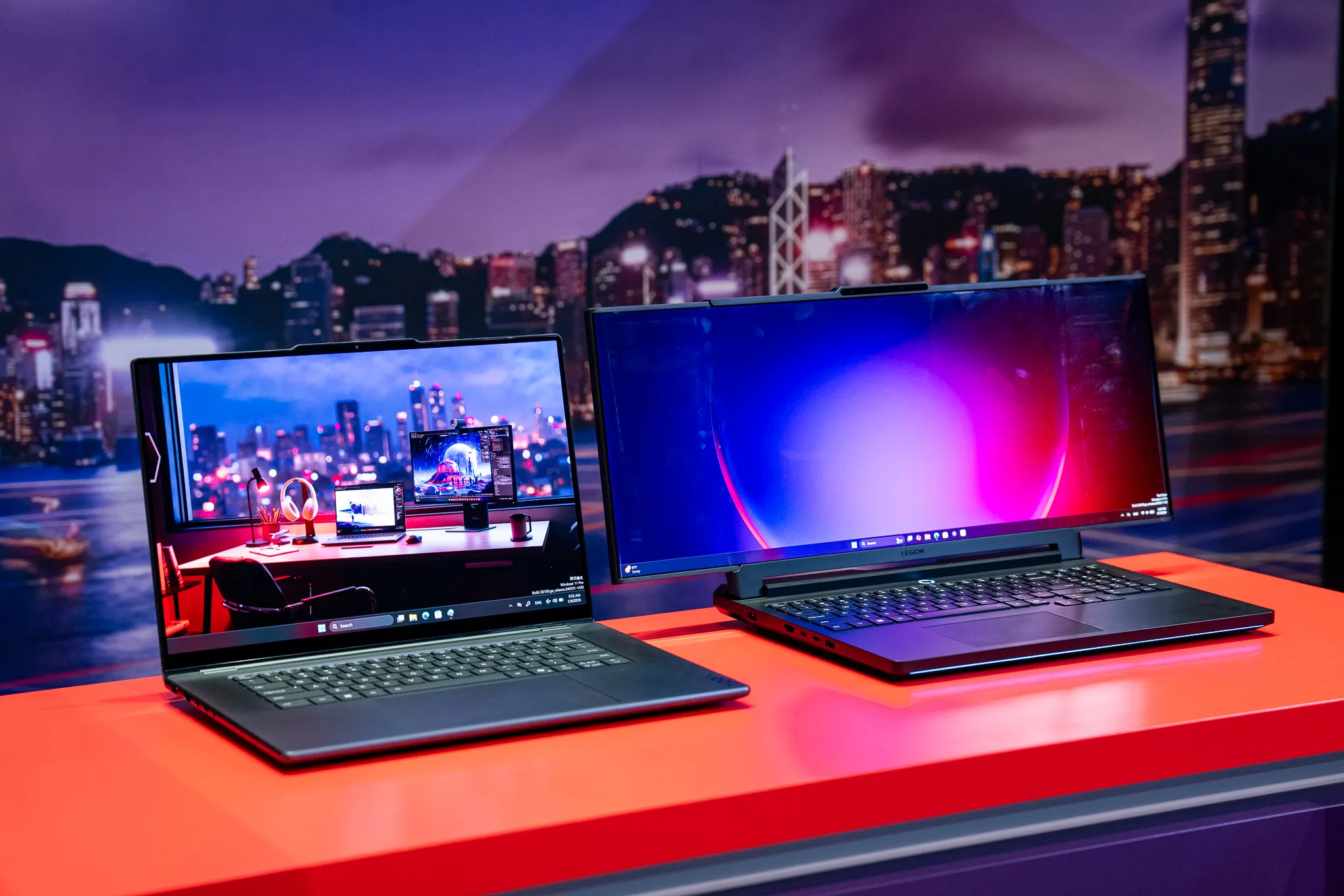ΠΠ²Π° Π½ΠΎΡΡΠ±ΡΠΊΠ° Lenovo Legion Pro Rollable Ρ Π³ΠΈΠ±ΠΊΠΈΠΌΠΈ ΡΠΊΡΠ°Π½Π°ΠΌΠΈ, ΠΎΠ΄ΠΈΠ½ ΠΈΠ· ΠΊΠΎΡΠΎΡΡΡ
ΡΠ°ΡΠΊΡΡΡ Π² ΡΠ΅ΠΆΠΈΠΌΠ΅ Arena