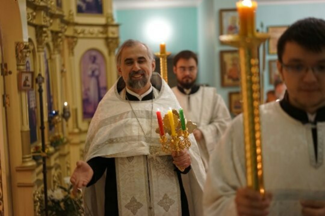Священник призвал молиться из-за замедления Telegram