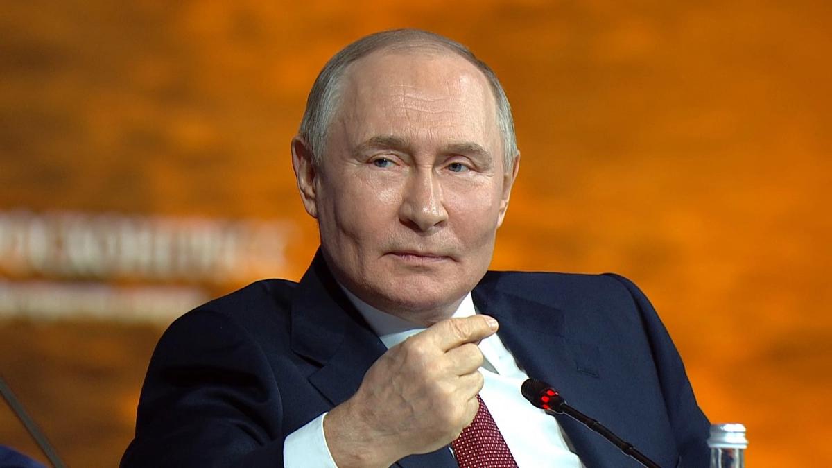 Путин подписал закон о приостановке услуг связи по требованию ФСБ