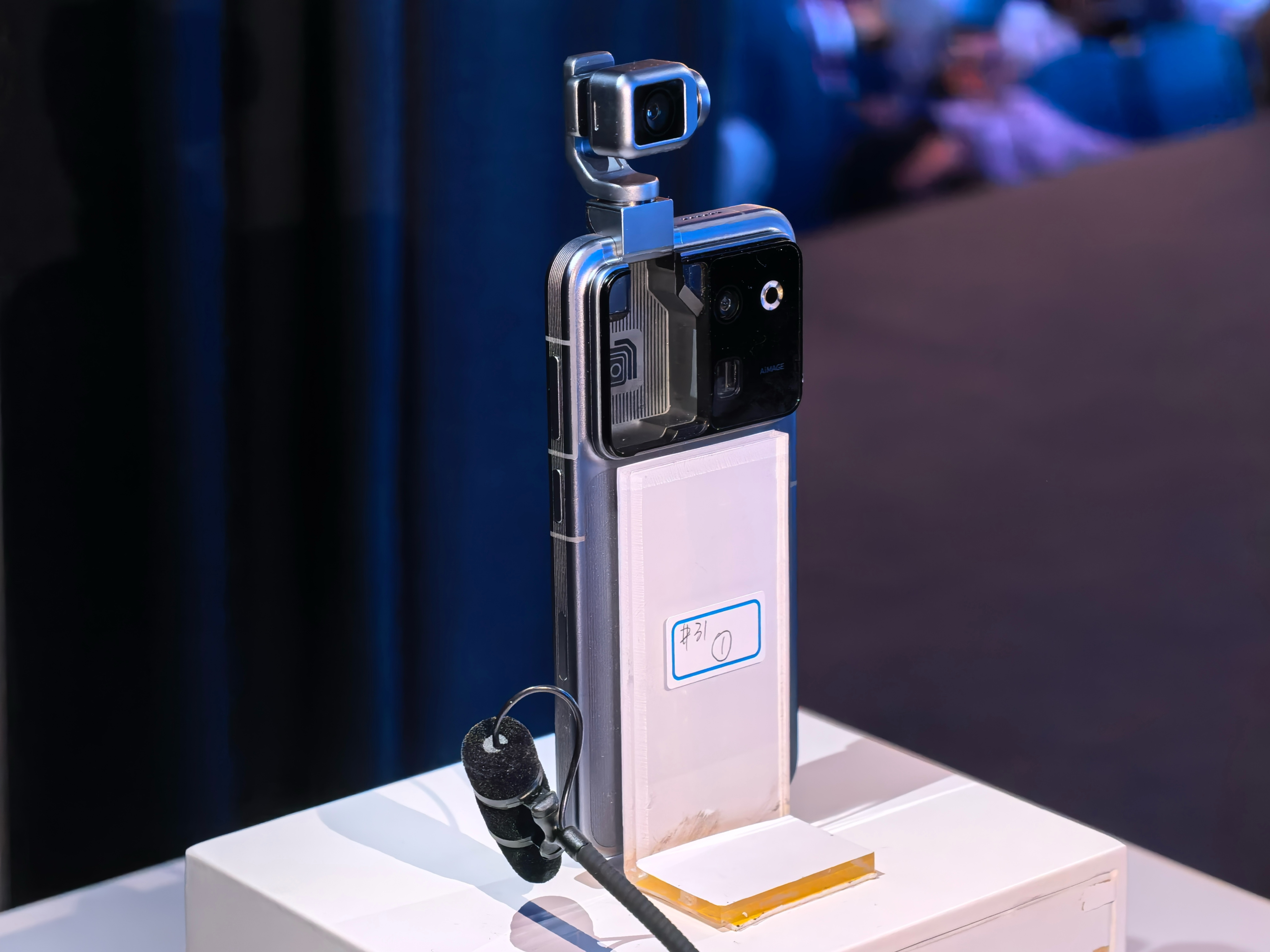 Honor анонсировала Robot Phone с роботизированной камерой: видео