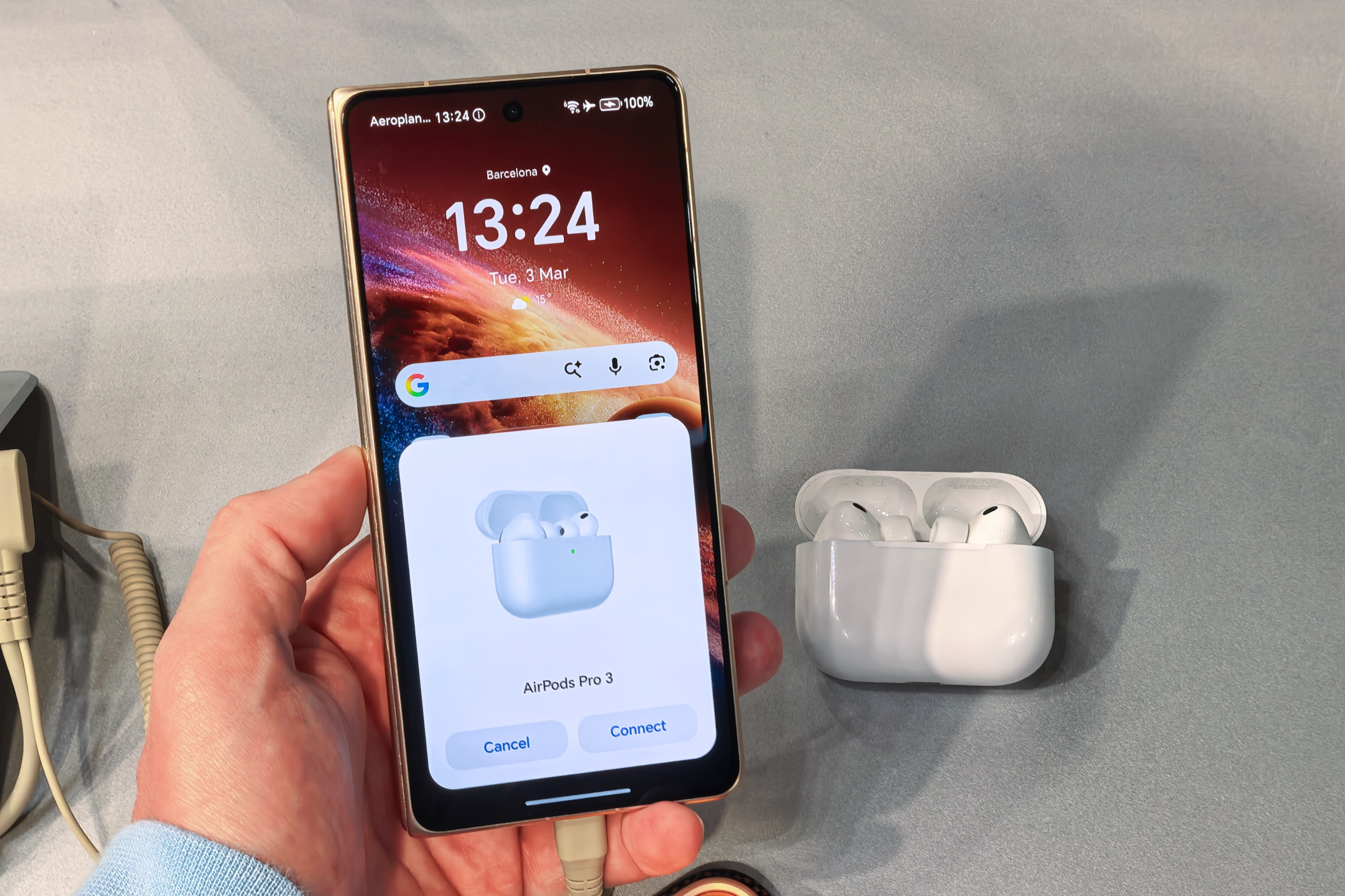 Как в смартфоны Honor интегрированы AirPods: видео с MWC 2026