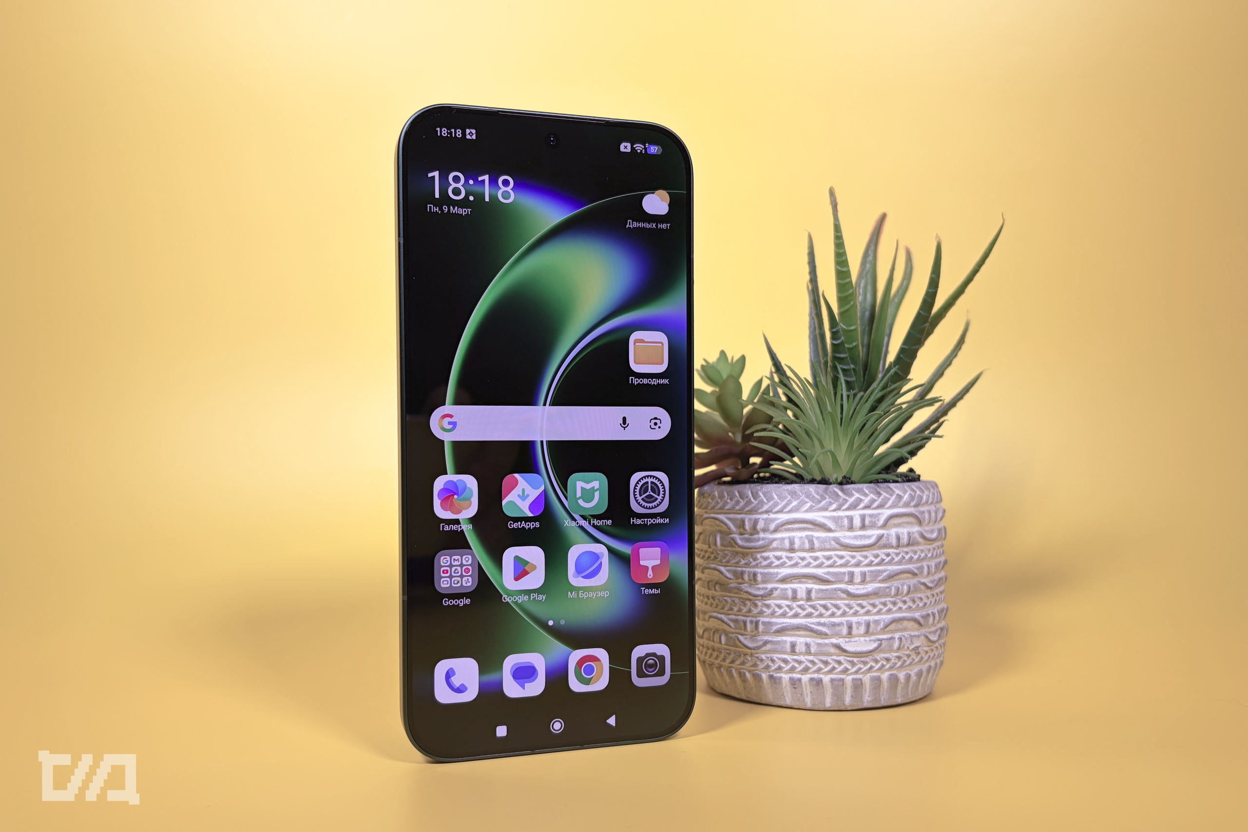 ΠΠ° ΡΠΎΡΠΎ β Xiaomi 17 Ultra Ρ ΡΠ°Π±ΠΎΡΠΈΠΌ ΡΡΠΎΠ»ΠΎΠΌ ΠΈ ΠΈΠΊΠΎΠ½ΠΊΠ°ΠΌΠΈ ΠΏΡΠΈΠ»ΠΎΠΆΠ΅Π½ΠΈΠΉ, ΡΡΠ΄ΠΎΠΌ Π³ΠΎΡΡΠΎΠΊ Ρ ΡΠ²Π΅ΡΠΊΠΎΠΌ.