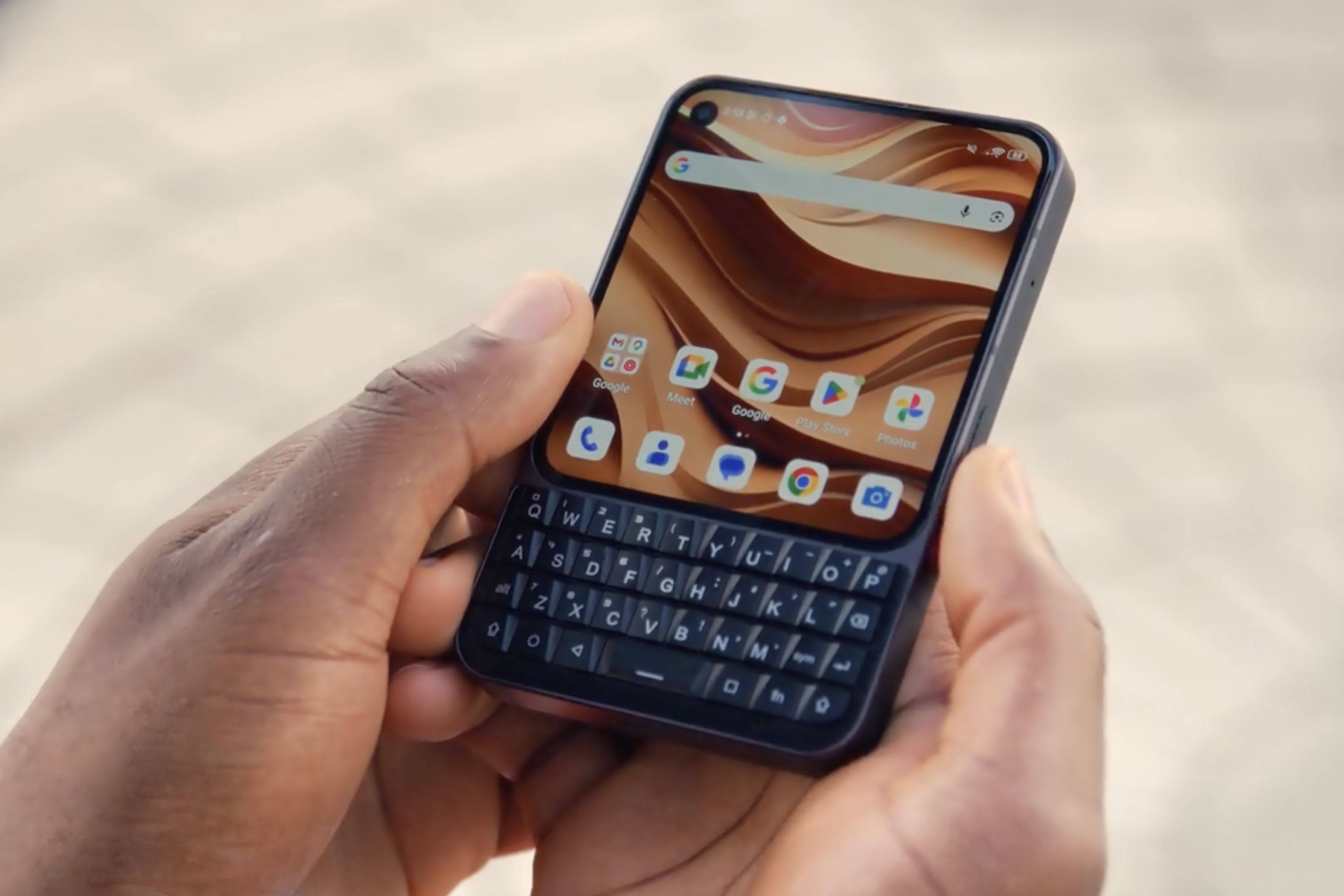 Лучшие смартфоны с QWERTY-клавиатурой в 2026 году: дело BlackBerry живёт!