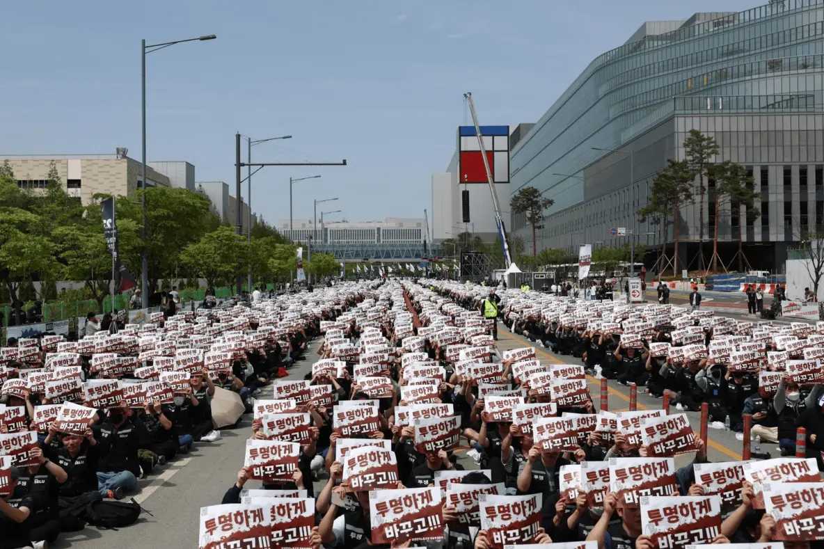 Десятки тысяч сотрудников Samsung вышли на митинг