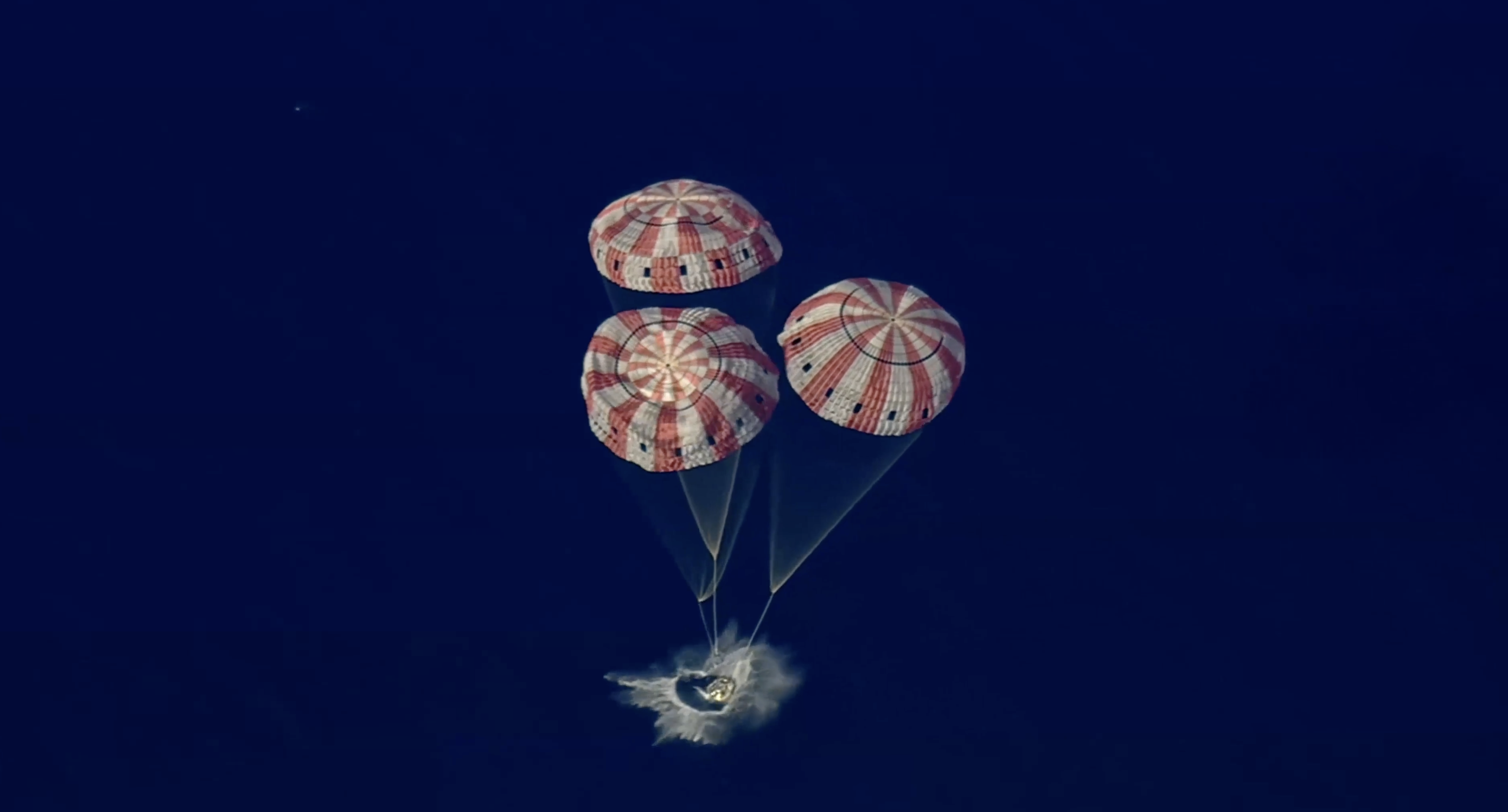 Экипаж «Артемиды-2» вернулся на Землю — полное видео приводнения