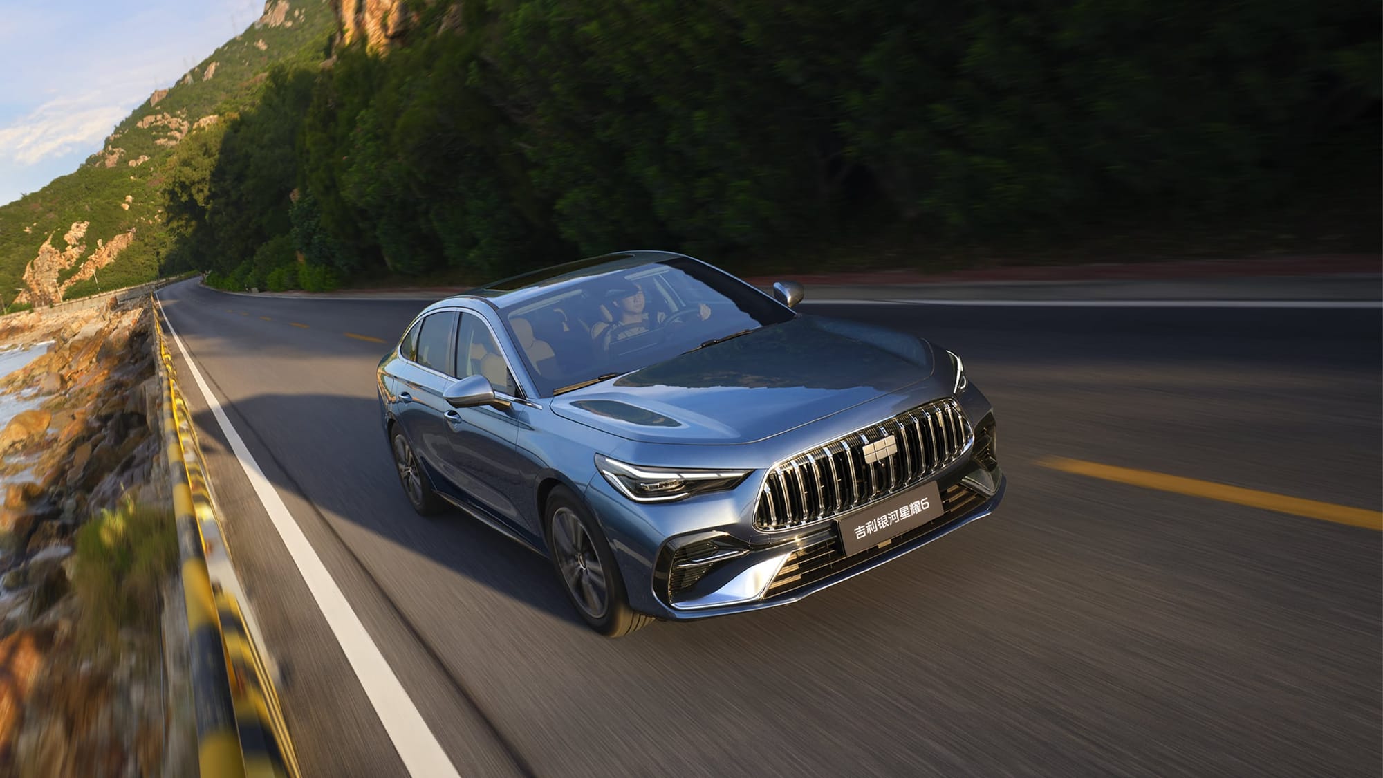 Geely представила гибрид, который заправляется спиртом и бензином одновременно