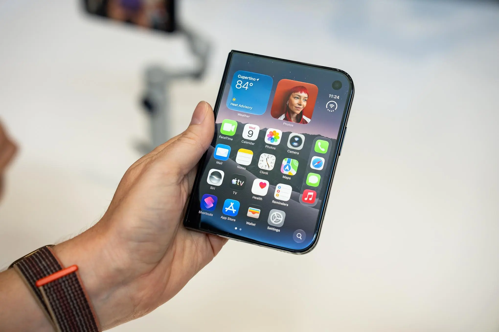 Крейг Федериги объяснил, почему на iPhone нельзя вернуться назад свайпом от правого края