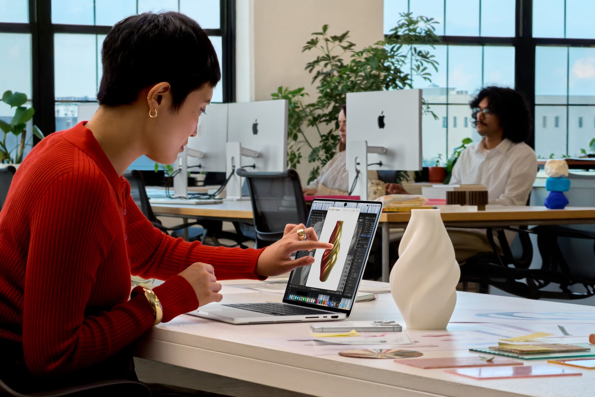 Apple представила MacBook Pro с сенсорным OLED-экраном и Dynamic Island