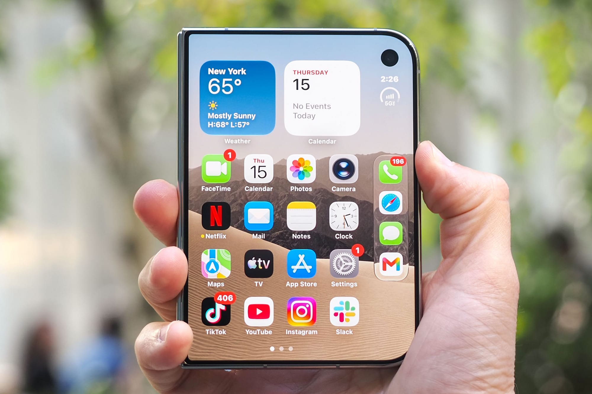 Apple готовит для iPhone Duo режим для левшей