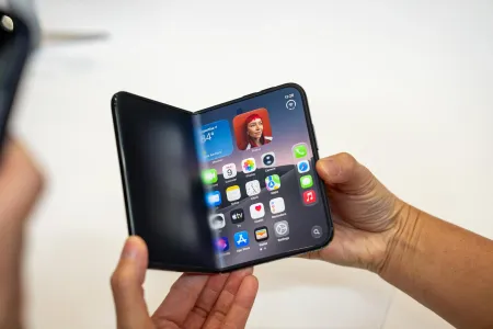 Складка есть, Face ID нет: западные журналисты о первых минутах с iPhone Duo